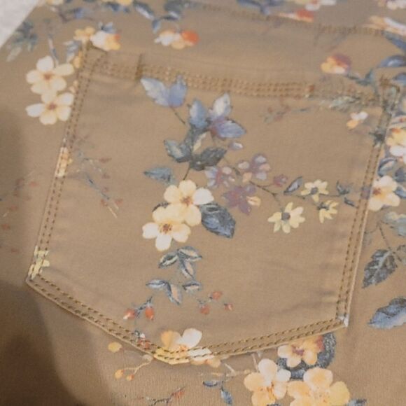 Bandolino floral design Cropped pants - Picture 6 of 9